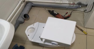 Установка напольного унитаза в Биробиджане: монтаж под ключ от СантехДомБрб от 5163 рублей.
